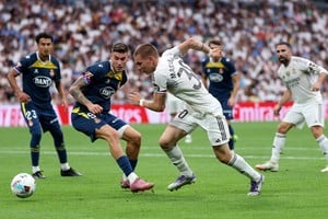 Soccer Football - LaLiga - Real Madrid v Espanyol - Santiago Bernabeu, Madrid, Spain - September 20, 2025
Espanyol's Roberto Fernandez in action with Real Madrid's Franco Mastantuono REUTERS/Juan Medina