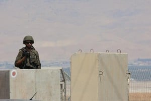 Miembros de las fuerzas de seguridad israelíes vigilan el puente Allenby, un paso fronterizo entre Jordania y Cisjordania ocupada, el 8 de septiembre de 2024. Foto: Gil Cohen Magen/Xinhua