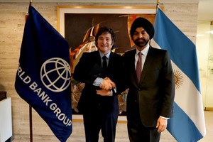 El presidente argentino, Javier Milei, junto al presidente del Banco Mundial, Ajay Banga.
