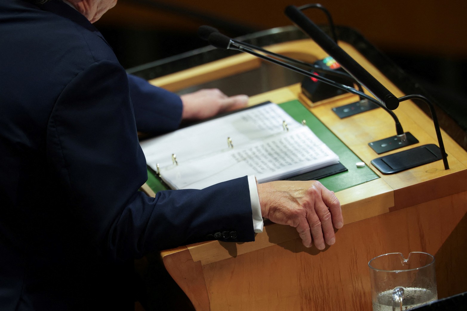 A Trump se le rompió el teleprompter y sacó su cuaderno con anotaciones.