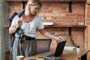 Alternar entre estar sentado y de pie ayuda a mejorar la circulación y la postura.