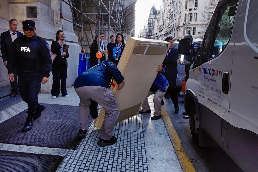 La pieza fue embalada en materiales neutros y protectores, luego envuelta con plástico de burbujas o espuma de poliuretano dentro de una caja resistente de madera para asegurar que el cuadro no se moviera.