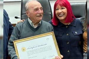La concejala Violeta Quiroz entrega el reconocimiento de “Santafesino Destacado” a Tío Pupi en el Concejo.