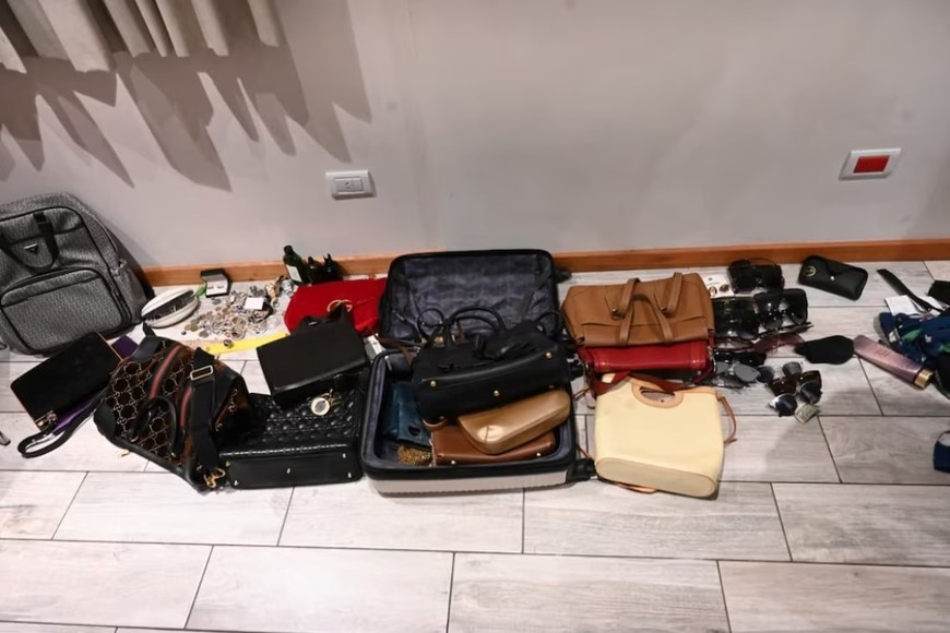 Los agentes de seguridad recuperaron algunas carteras de la top model.