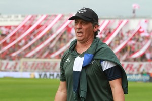 Lo buscó Cerro Porteño y dijo no. Pedro Troglio volvió al fútbol argentino después de un largo exilio: primero dirigió a Instituto y ahora está a cargo de Banfield. Con la sangre en el ojo, lo espera al Unión de Madelón que está puntero. Crédito: Pedro Troglio