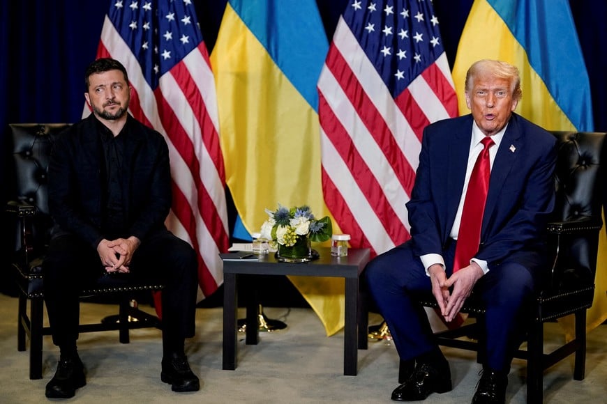 FILE PHOTO: U.S. President Donald Trump meets with Ukrainian President Volodymyr Zelenskiy during the 80th United Nations General Assembly, in New York City, New York, U.S., September 23, 2025. REUTERS/Al Drago     TPX IMAGES OF THE DAY/File Photo