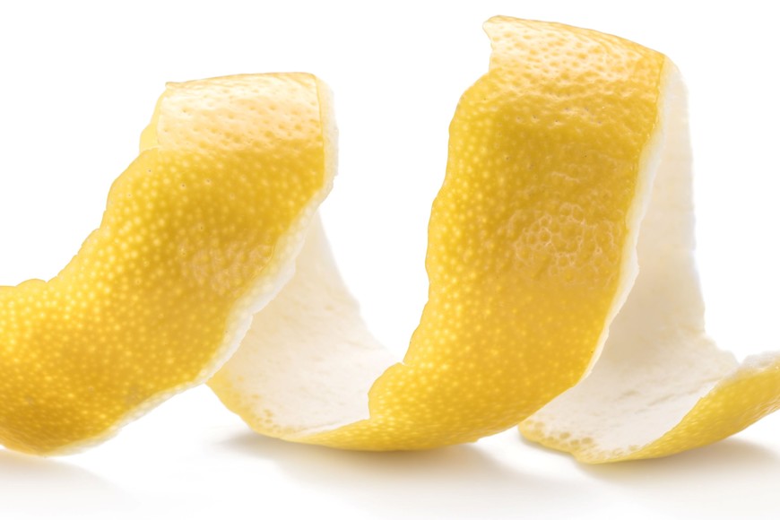 Convertir las cáscaras en una especie de “pimienta de limón”