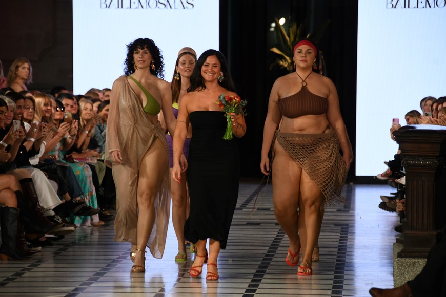 Contanza Lerman junto a sus modelos en el cierre del desfile de su marca, Bailemos Más. Crédito: Manuel Fabatía