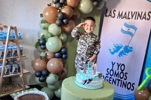 Genaro y la temática Malvinas de fondo. Foto: Gentileza.