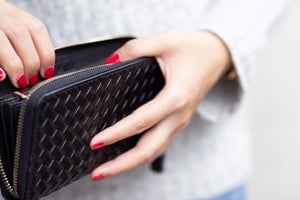 Una hoja de ruda en la billetera: protección, prosperidad y tradición que se lleva a diario.