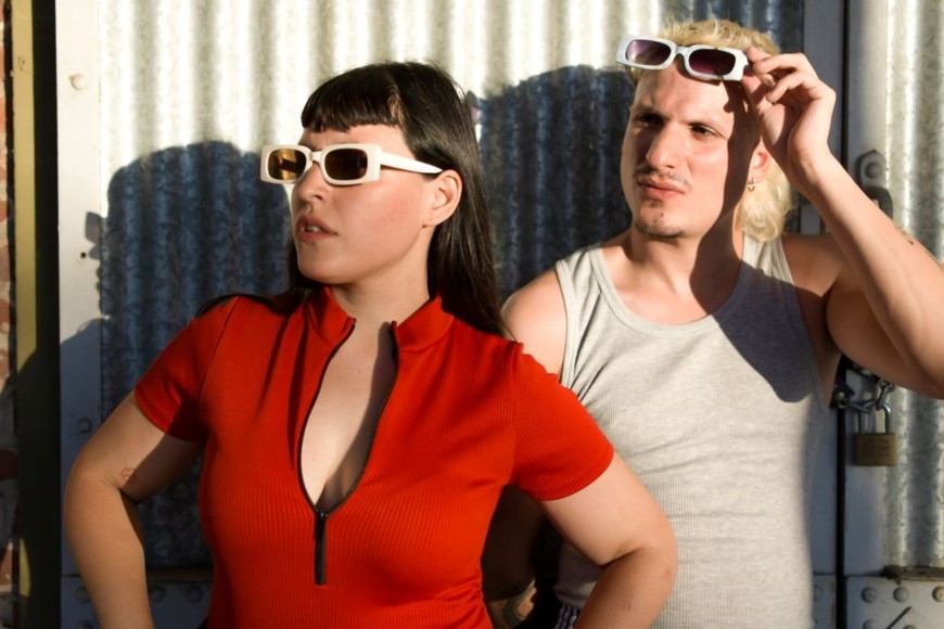 Cantautora Candela Fernández unto al bajista Ignacio Acosta, quien la acompaña en su dúo set. Foto: Gentileza Ana Pola Ponce