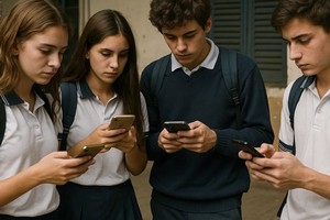 El celular es un "distractor" en las aulas y buscan regularlo, principalmente, en los niveles inicial y primario.