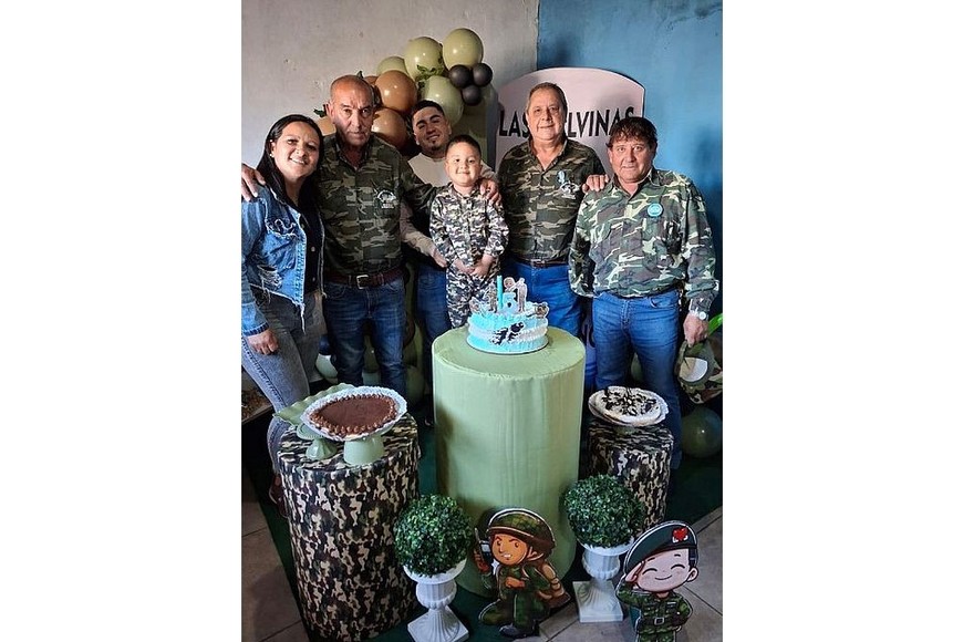 Genaro y su familia junto a los Veteranos de Malvinas. Foto: Gentileza.