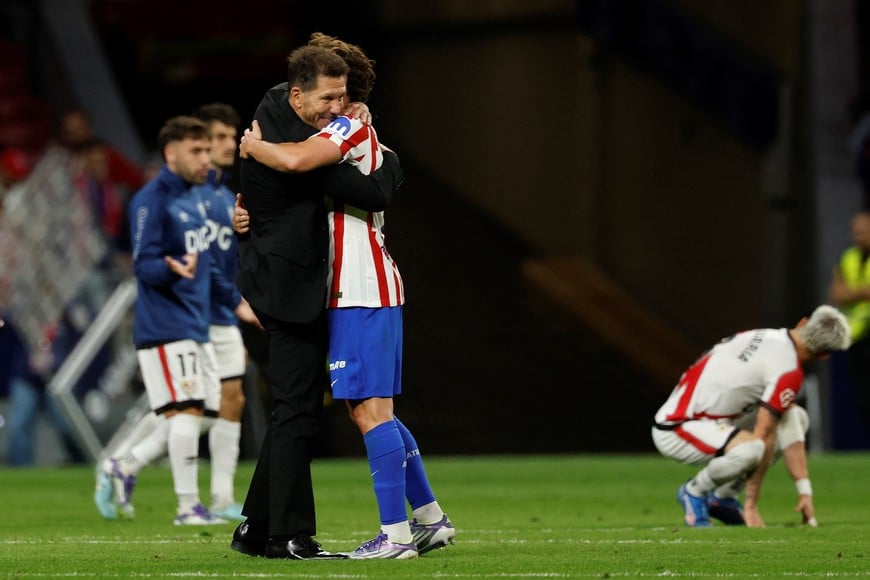 Soccer Football - LaLiga - Atletico Madrid v Rayo Vallecano - Riyadh Air Metropolitano, Madrid, Spain - September 24, 2025
Atletico Madrid coach Diego Simeone and Julian Alvarez celebrate after the match REUTERS/Susana Vera