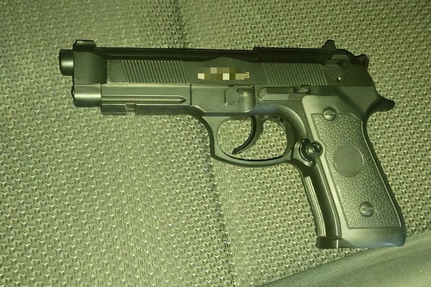El arma incautada en el interior de la camioneta del sospechoso. Foto: El Litoral