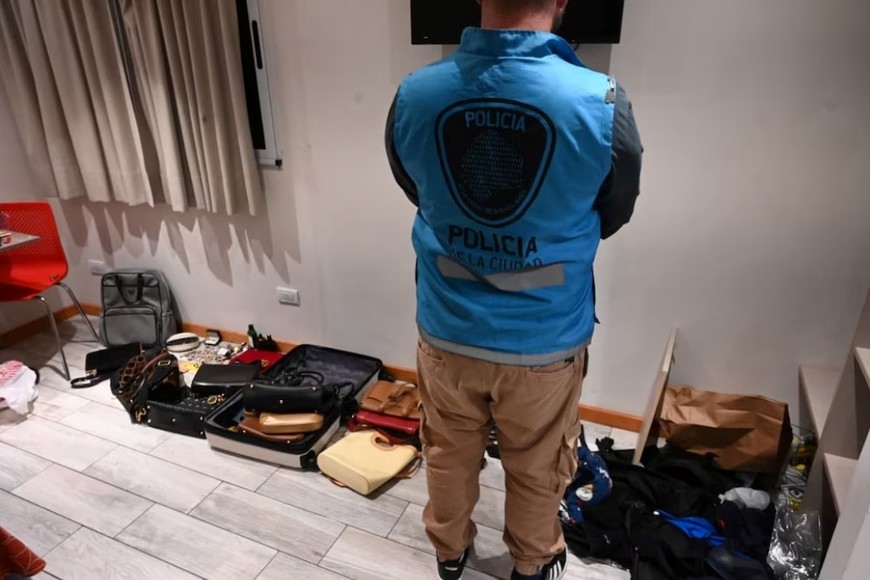 La policía detuvo a ocho ladrones que ingresaron a la vivienda.