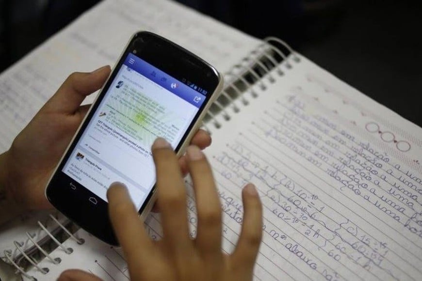 El celular es un "distractor" en las aulas y buscan regularlo, principalmente, en los niveles inicial y primario. Foto: El Litoral