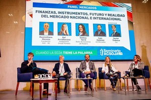 En el Seminario ACSOJA 2025, que se realizó en la Bolsa de Comercio de Rosario, especialistas en mercados expusieron diversos escenarios donde la cadena de la soja argentina puede capturar valor en todos sus eslabones.