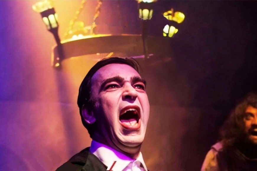 Camilo Céspedes en “Drácula transilvando bajito”, escrita y dirigida por Federico Kessler.