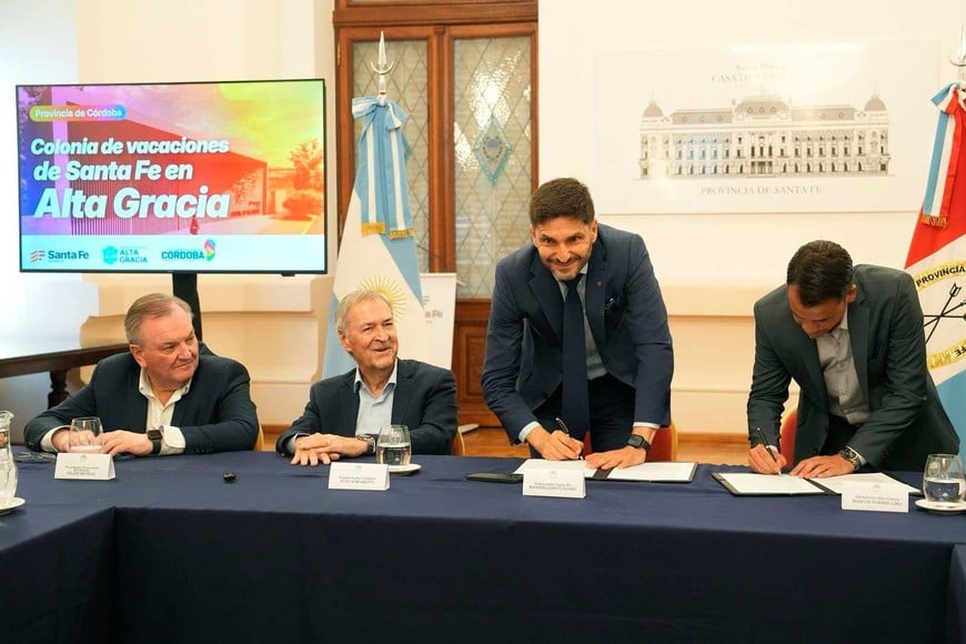 Pullaro firmó el acuerdo junto al intendente de Alta Gracia y el ex gobernador cordobés Schiaretti.
