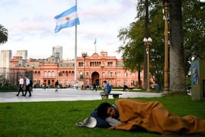El INDEC reportó una significativa baja en la pobreza argentina del primer semestre de 2024 a 2025, luego de la devaluación de fines de 2023.
