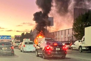 Un camión se prendió fuego en la autopista Panamericana