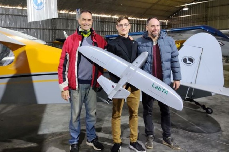 Cristian junto a los profesores que coordinaron su tesis, Carlos Catuogno (director) y Juan Pablo Demichelis (codirector). Foto: Gentileza.