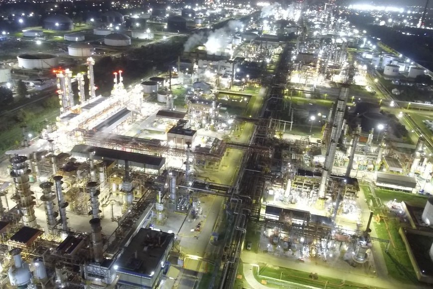 Las nuevas unidades de procesamiento en la Refinería La Plata permitieron alcanzar cifras históricas de producción. Foto: Gentileza YPF