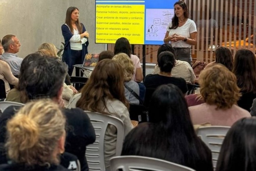 El conversatorio “Herramientas para construir redes de cuidado”, estuvo a cargo de la psiquiatra infanto-juvenil Natalia Segre con el acompañamiento de Micaela Meinero. Foto: Gentileza.