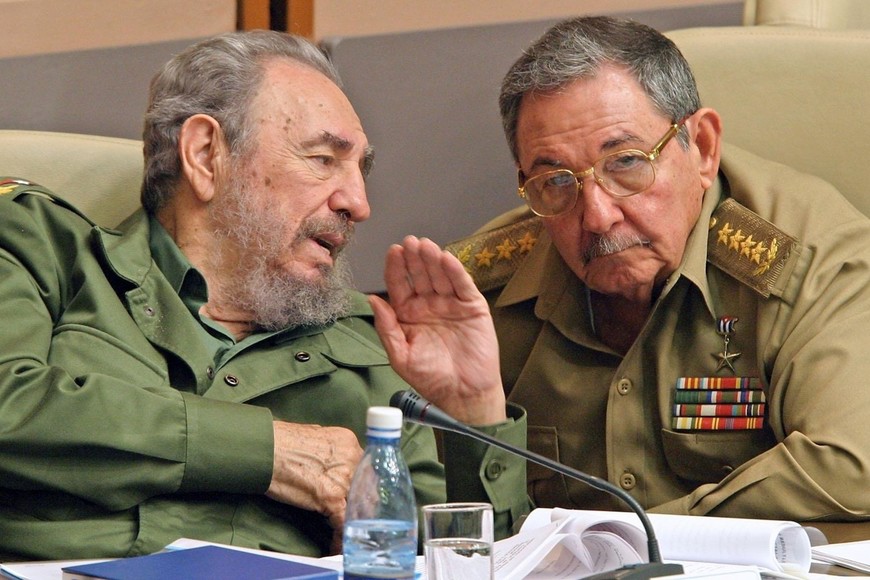 Fidel y Raúl Castro en imagen de 2003, en La Habana. Conmemración del Aniversario de la Revolución de 1959. Gentileza