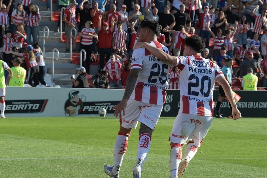 El festejo de Tarragona y Palacios luego del gol de penal convertido por el delantero oriundo de Alto Verde. Foto: Luis Cetraro