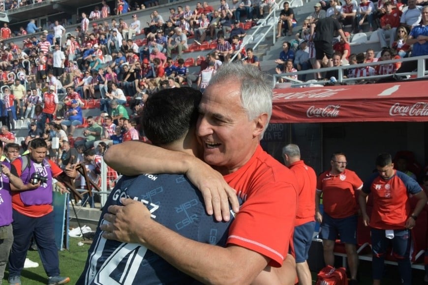 El abrazo de Leo Madelón con Gómez, el lateral volante de Independiente Rivadavia que trató de frenar la subida permanente -y efectiva- de Vargas por derecha. Foto: Luis Cetraro