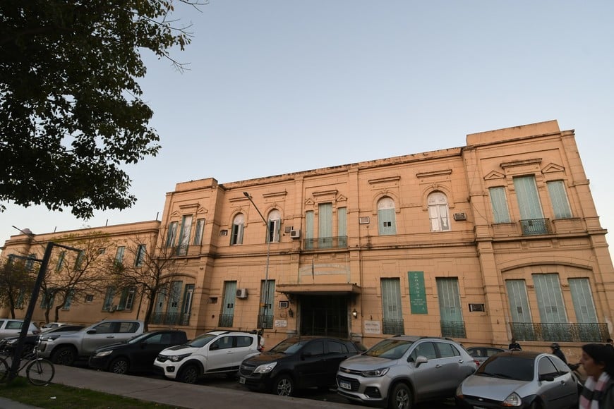 Cruzó un semáforo en rojo mientras huía de la policía, chocó y murió