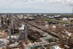 Vista aérea de la Refinería La Plata, epicentro de la producción récord de combustibles de YPF. Foto: Gentileza YPF