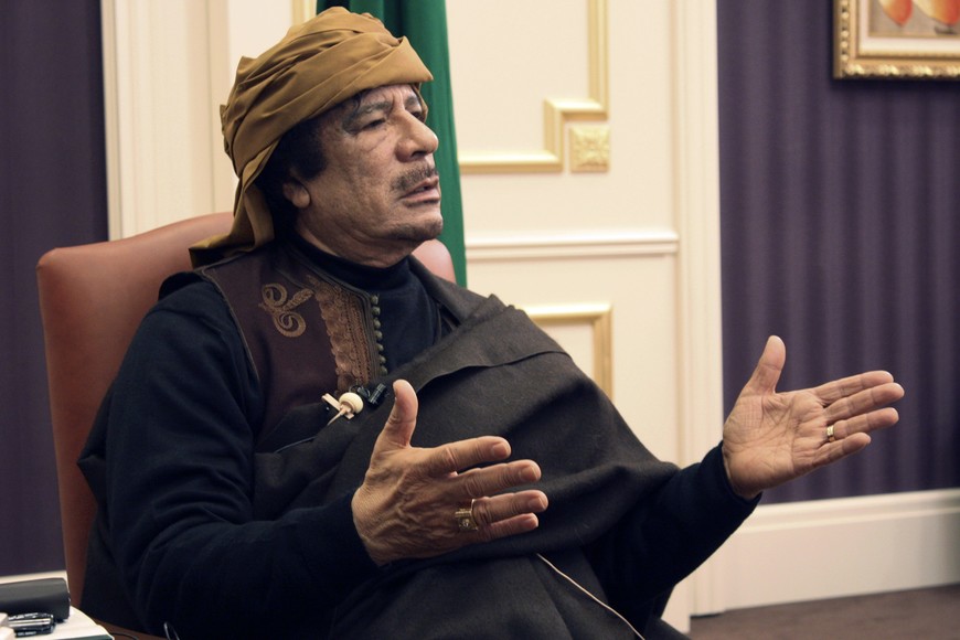 Libya's leader Muammar Gaddafi speaks during an interview with TRT Turkish television reporter Mehmet Akif Ersoy at the Rixos hotel in Tripoli March 8, 2011. Picture taken March 8, 2011. REUTERS/Huseyin Dogan      (LIBYA - Tags: POLITICS CIVIL UNREST) tripoli libia Moamer muamar khadafi kadafi gadafi dictador libio llegada hotal rixos estallido social en libia crisis en el mundo arabe reclamo democracia libertad amenazas consecuencias represion rebeldes