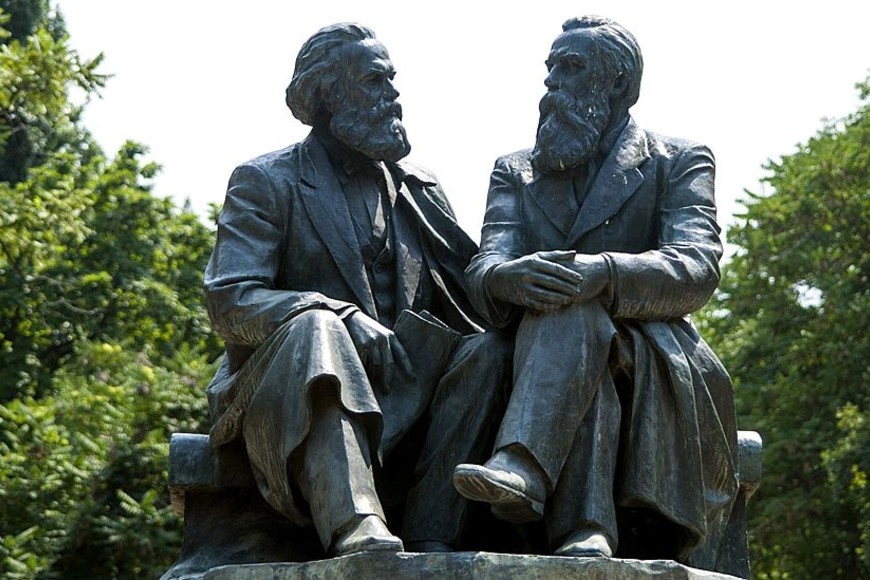Escultura de Karl Marx y Friedrich Engels, dos personalidades unidas por el afecto mutuo y el trabajo inagotable a favor de una causa compartida. Cambiaron el rumbo de la humanidad, al margen de cualquier interpretación. Gentileza