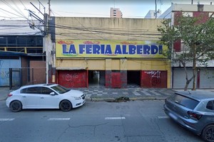 El origen de esta feria se remonta a mayo de 2008, cuando fueron desalojados los vendedores ambulantes de la plaza Alberdi. Foto: Google Maps