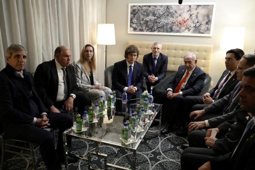 Lo acompañaron su hermana Karina Milei, el vocero Manuel Adorni, y los ministros Luis Caputo, Luis Petri y el canciller Gerardo Werthein.