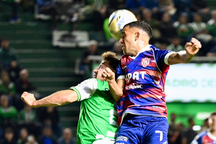 Fragapane pelea la pelota de cabeza | Unión-Banfield | Torneo Clausura Fecha 10 | Estadio Florencio Sola. Foto: Juan Manuel Foglia