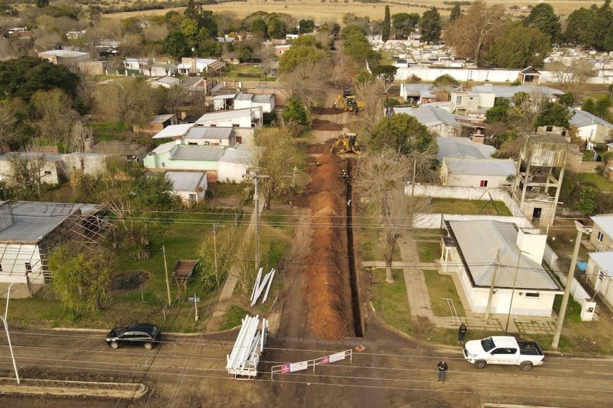 La obra está llegando al 20% de avance y comprende la colocación de cañerías con sus respectivas bocas de registro, pruebas hidráulicas para asegurar el funcionamiento del sistema, la construcción de la red de colectoras y la estación elevadora principal (EE1).