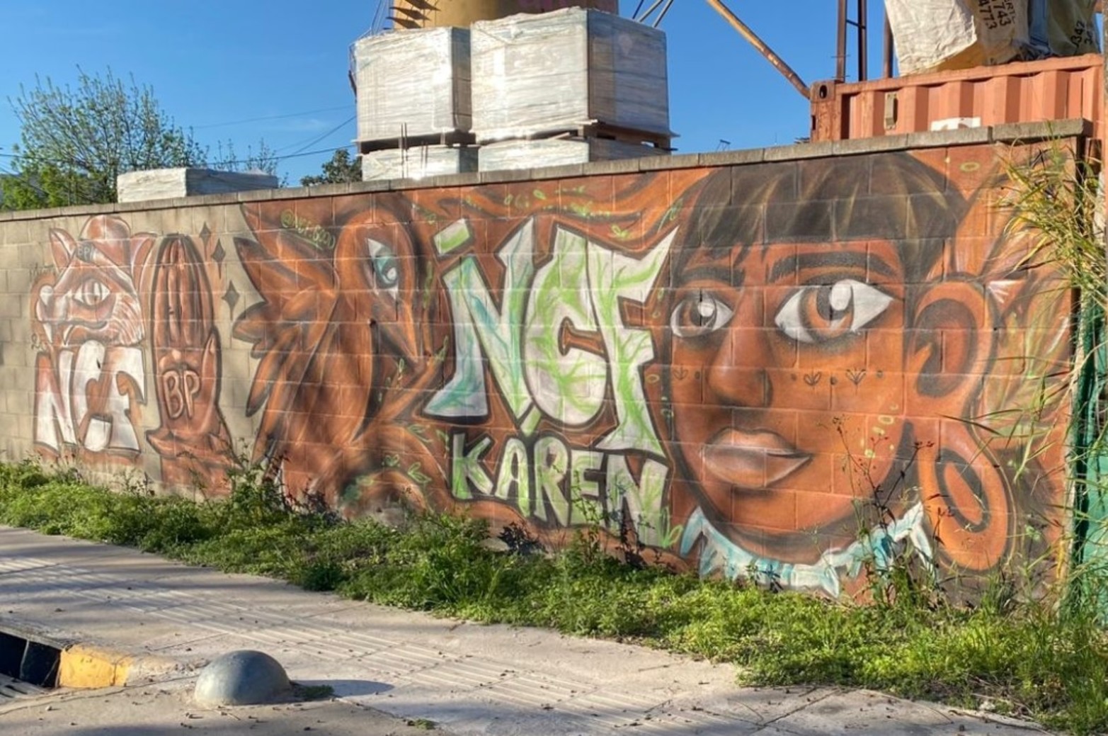 Mural frente a galpones y silos: el arte convive con la industria. 