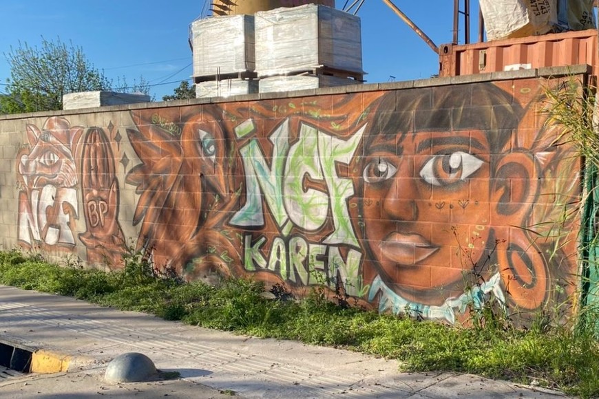 Mural frente a galpones y silos: el arte convive con la industria. Foto: Carmelo Calderón Bourband