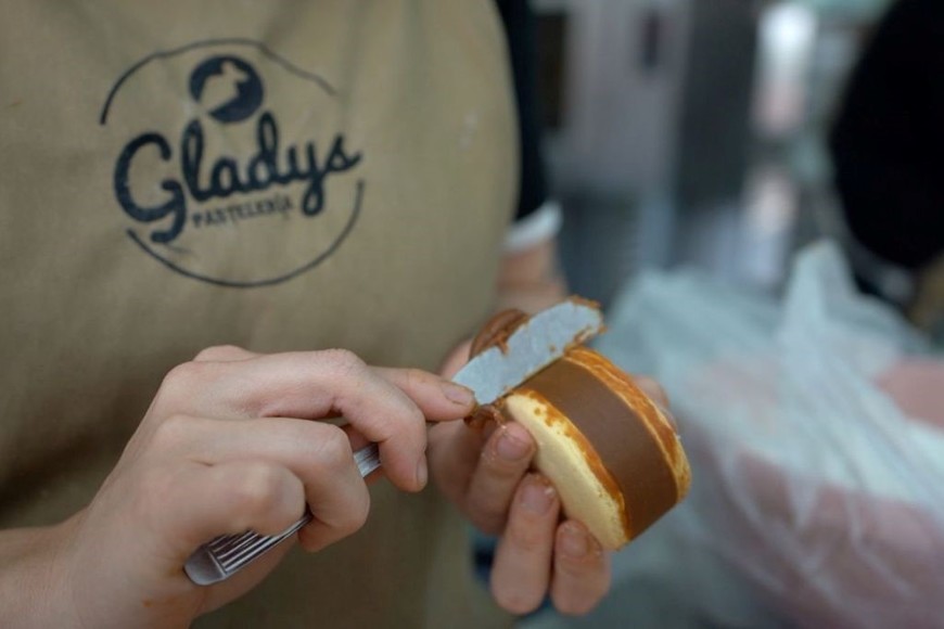 Los alfajores artesanales se sumaron a la propuesta y ya son un clásico entre los clientes Foto: Fernando Nicola