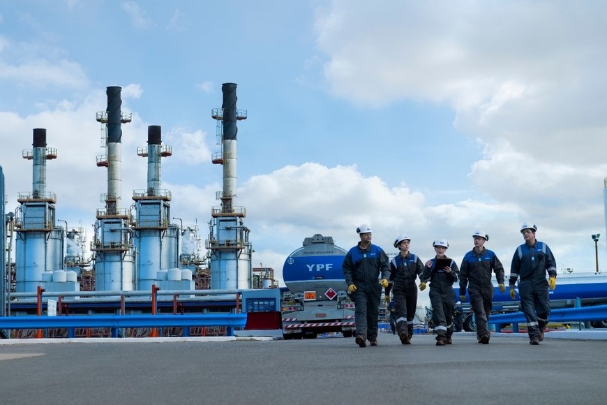 Procesa más de 200 mil barriles diarios, en su mayoría de Vaca Muerta.