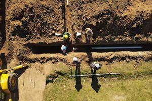 La obra está llegando al 20% de avance y comprende la colocación de cañerías con sus respectivas bocas de registro, pruebas hidráulicas para asegurar el funcionamiento del sistema, la construcción de la red de colectoras y la estación elevadora principal (EE1).