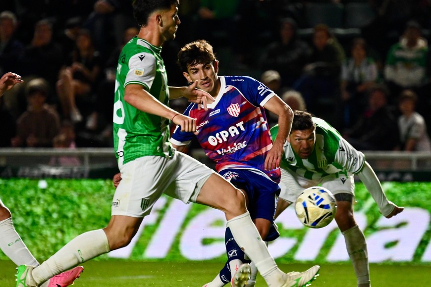 Palavecino casi pone el gol del Tate | Unión-Banfield | Torneo Clausura Fecha 10 | Estadio Florencio Sola. Foto: Juan Manuel Foglia