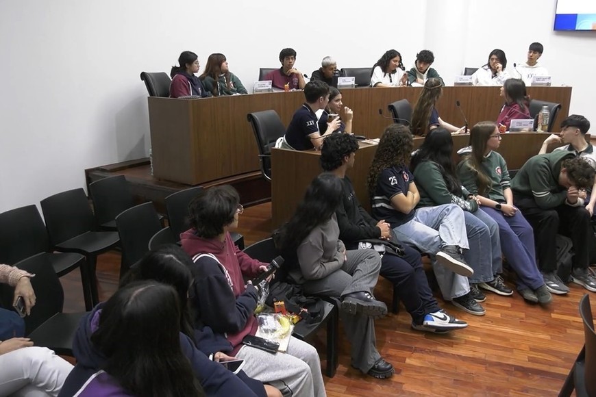 Estudiantes debaten propuestas en el recinto legislativo.