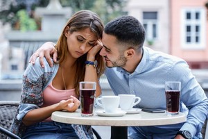 Genera inseguridad y baja autoestima en la víctima.