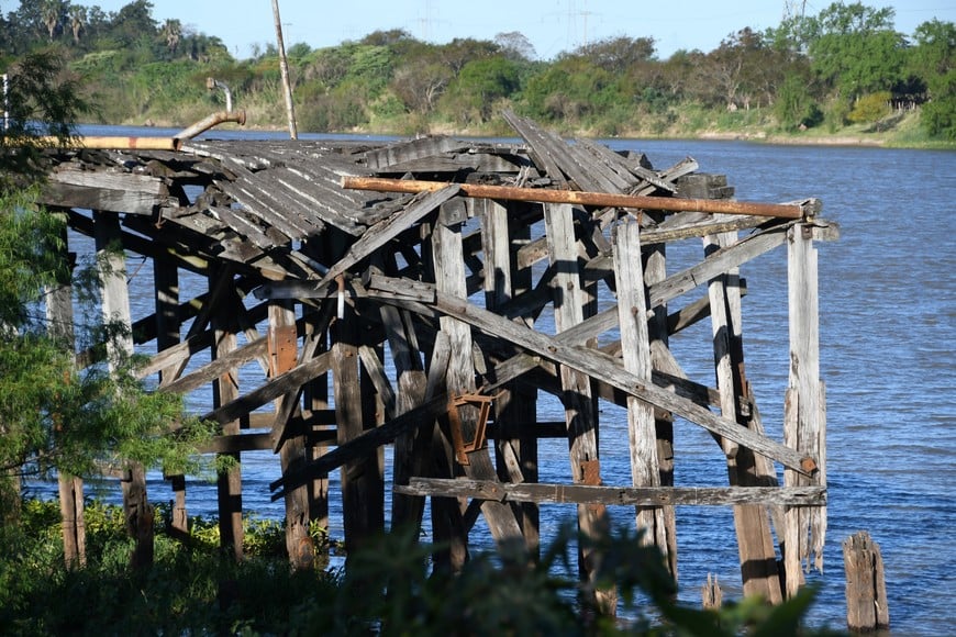 El viejo muelle resiste estoico el paso del tiempo.