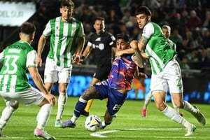 Cristian Tarragona lucha la pelota | Unión-Banfield | Torneo Clausura Fecha 10 | Estadio Florencio Sola. Foto: Juan Manuel Foglia
